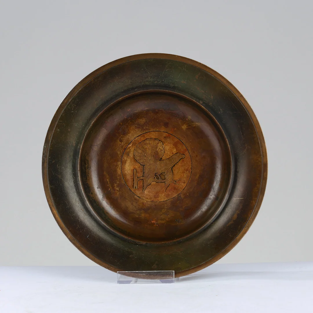 ARGENTOR: Skål af mørkpatineret bronze udsmykket med lavt relief af urfugl, modelnr. 116, Danmark, 1940'erne. — Other metals — Palsgaard Kunstauktioner
