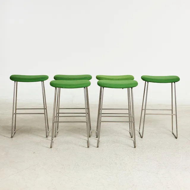 JASPER MORRISON. Pallar/barstolar, 6 st,"Morrison Stool", Cappellini, stomme i stål, fast stoppad sits klädd i grön textil, Italien, 1900/2000-tal.