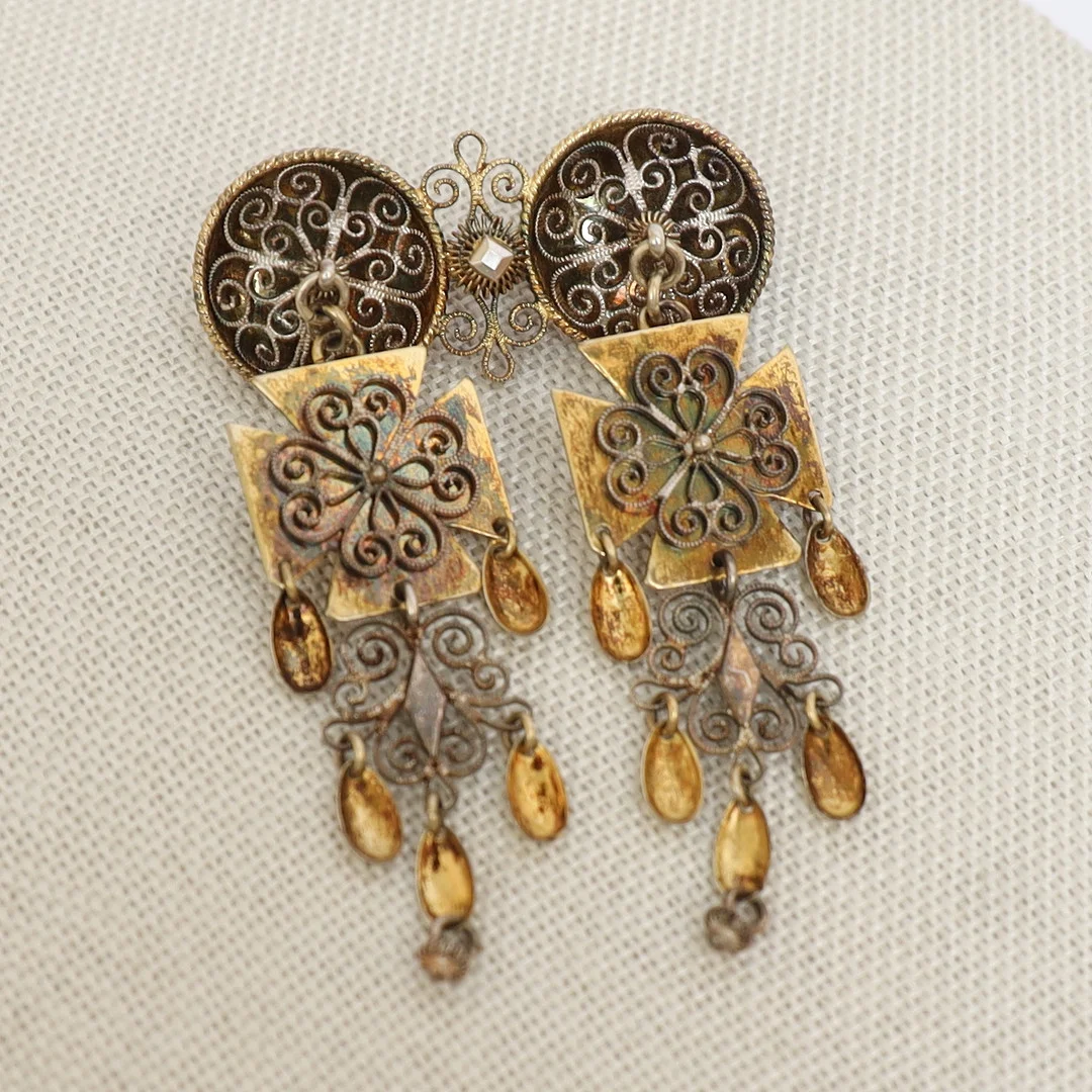DRÄKTBROSCH, Norge, troligen silver, filigranarbete och delvis förgylld. — Brooches & Pendants — Falun Auktionsbyrå