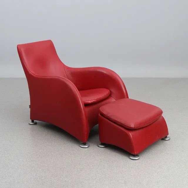 GERARD VAN DEN BERG. FÅTÖLJ MED FOTPALL. Rött skinn, fötter i aluminium. "Loge", Montis. Samtida tillverkning.