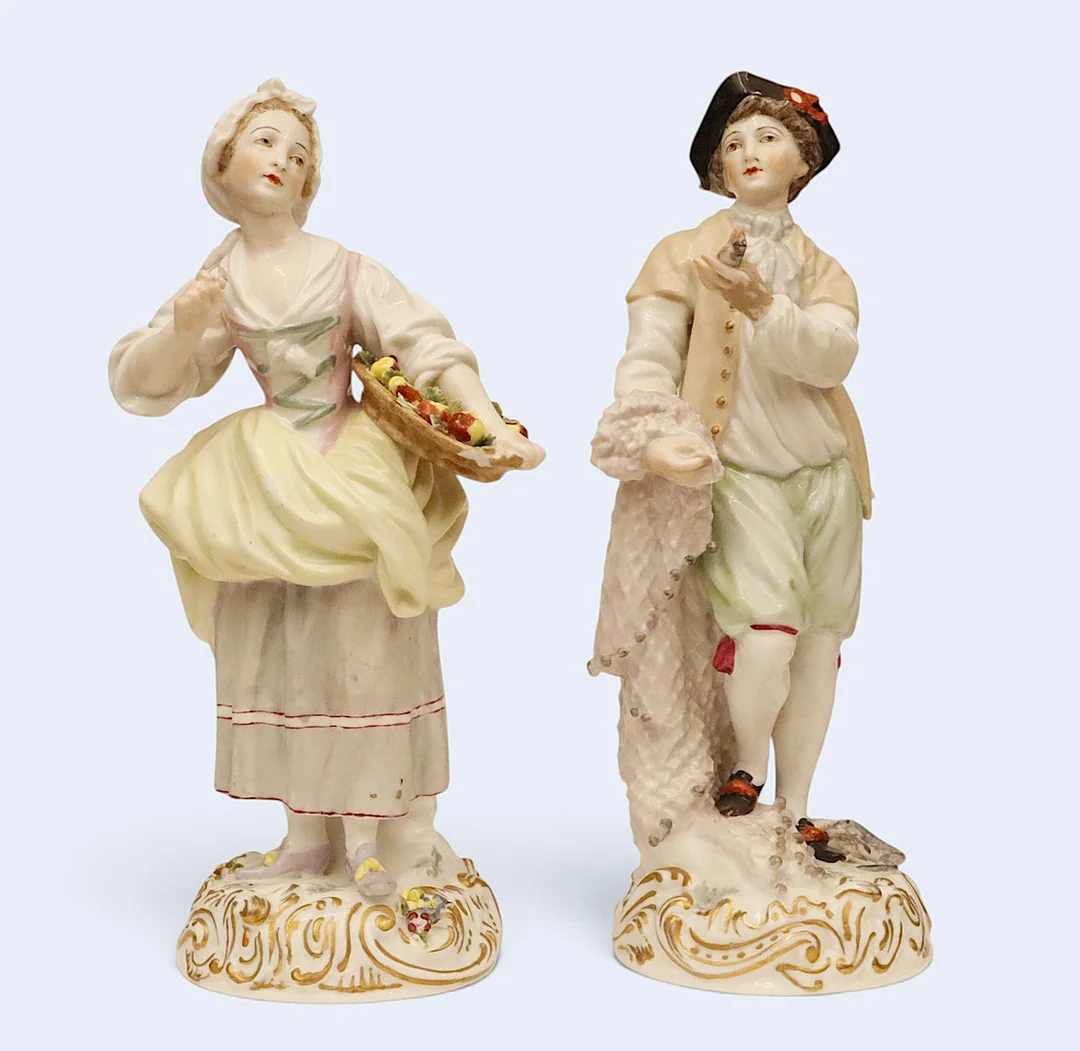Vendedores de fruta y pescado, pareja de figuras en porcelana alemana, de principios del siglo XX. — European — Barcelona Auctions