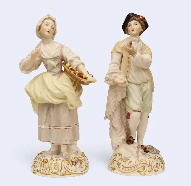Vendedores de fruta y pescado, pareja de figuras en porcelana alemana, de principios del siglo XX.