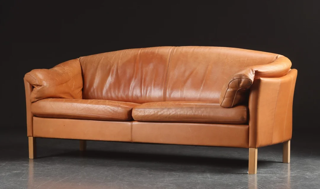 Mogens Hansen. Sofa betrukket med cognacfarvet læder — Furniture/Lounge suites, sofas — Lauritz