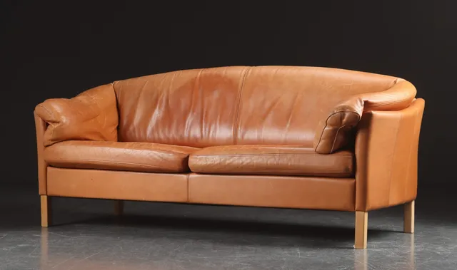 Mogens Hansen. Sofa betrukket med cognacfarvet læder