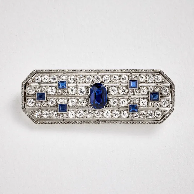BROSCH, platina, art deco, Frankrike, tidigt 1900-tal, fasettslipade naturliga samt syntetiska safirer, diamanter med gammal- resp. rosenslipning, genombruten dekor, milligrifferade kanter.