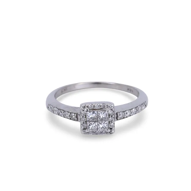 18CT GOLD DIAMOND CLUSTER RING.