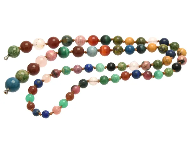 COLLIER, diverse färgstenar, dobbar som passar till ole lynggaard, längd 61,5 cm, vikt 50,4 g.