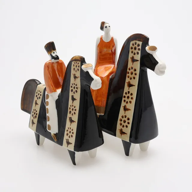 TIMO SARVIMÄKI. FIGURER, 2 ST, RYTTARE, PORSLIN, RÖRSTRAND ATELJÉ.