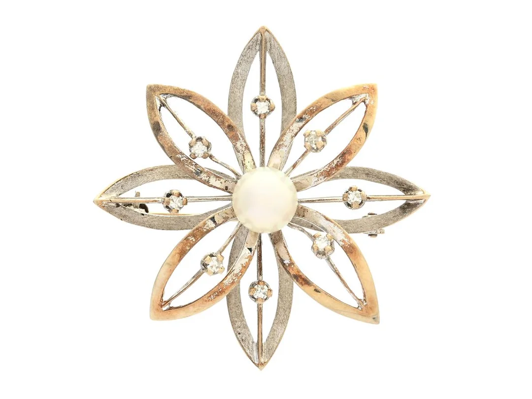 BROSCH, 18K vitguld, odlade pärla, åttkantslipade diamanter, diameter 3,8 cm, vikt 7,0 g, i behov a rodinering. — Smycken/Brosch — Kaplans