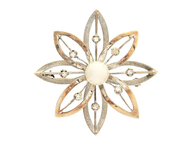 BROSCH, 18K vitguld, odlade pärla, åttkantslipade diamanter, diameter 3,8 cm, vikt 7,0 g, i behov a rodinering.