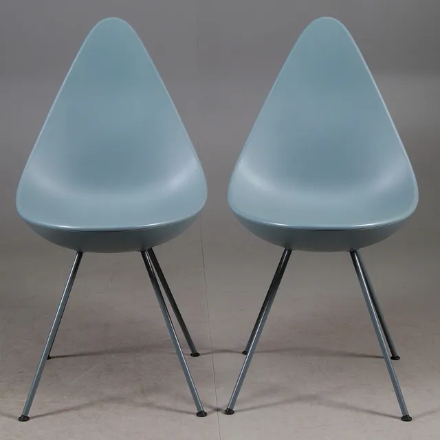 ARNE JACOBSEN. Stolar, ett par, "Droppen", plast, Republic of Fritz Hansen, Danmark, 2000-tal.