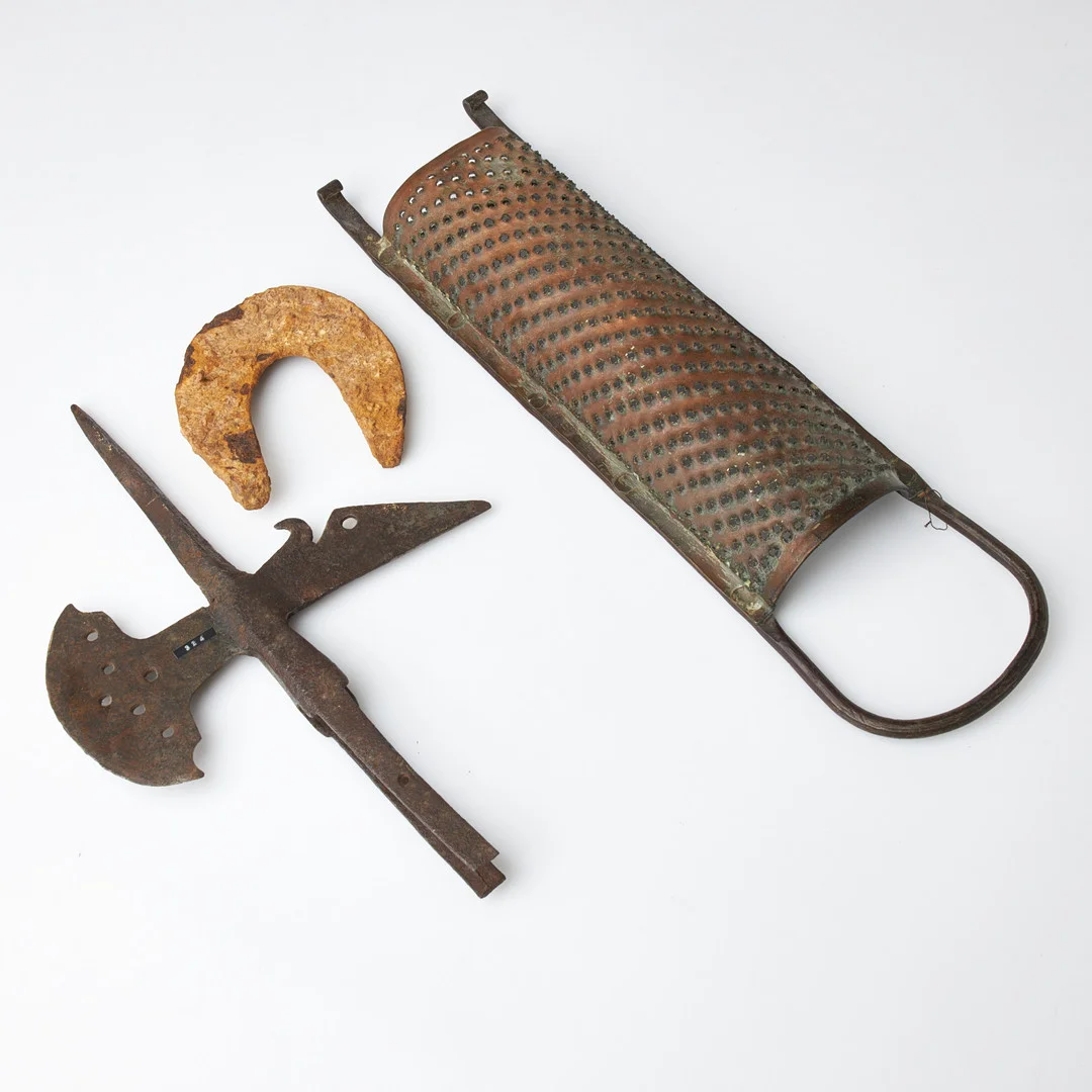 KURIOSA. 3 dlr, bestående av: 1 Hillebard, 1900-tal, efter äldre förlaga, 1 hästsko, möjligtvis 16/1700-tal samt 1 rivjärn 1800-tal. — Miscellaneous — Stockholms Auktionsverk Sickla