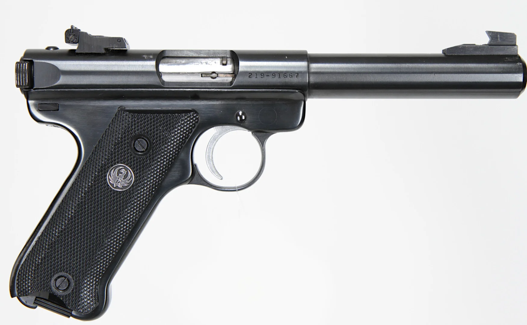 79. PISTOL, amerikansk, Halvautomatisk, fabrikat Ruger, modell Mark II Target, kaliber .22LR, tillv.nr 219-91667, se-nr SE0273886. — Pistols — Walter Borg