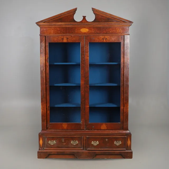 21ST CENTURY ANTIQUES: A GEORGIAN STYLE STEEL LINED GUN CABINET.