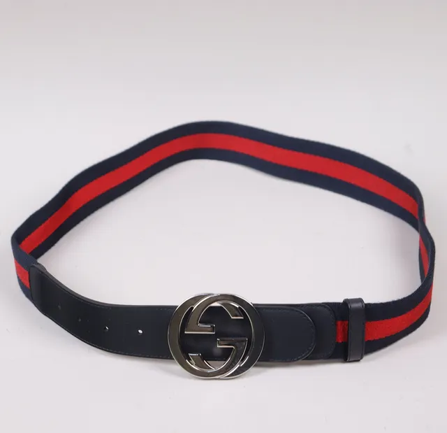GUCCI, bälte, mörkblått läder med klassisk röd- och blårandig textil, logotypspänne framtill.