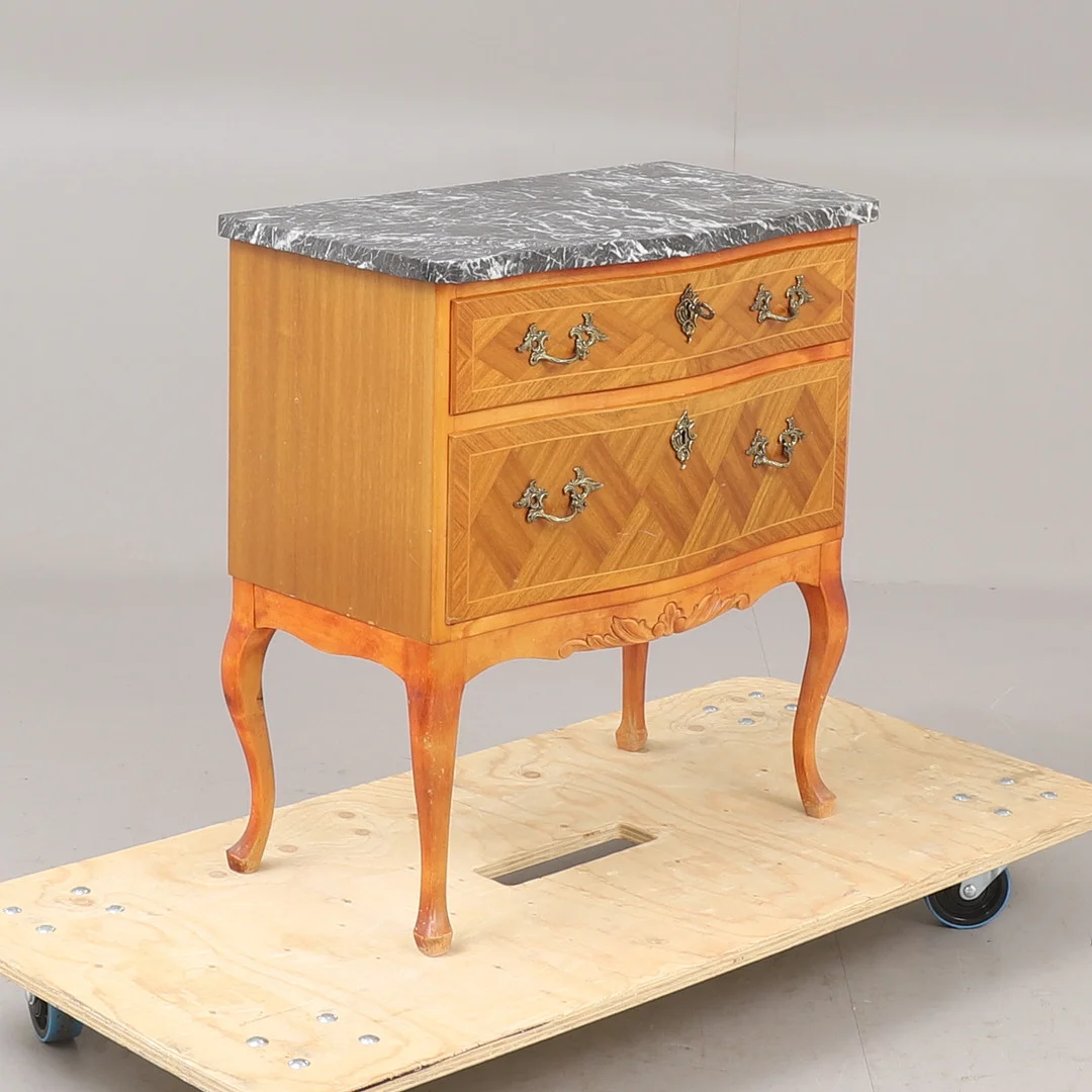 BYRÅ, trä, stenskiva, rokokostil, 1900-talets mitt. — Chests of drawers — RA Auktionsverket Norrköping