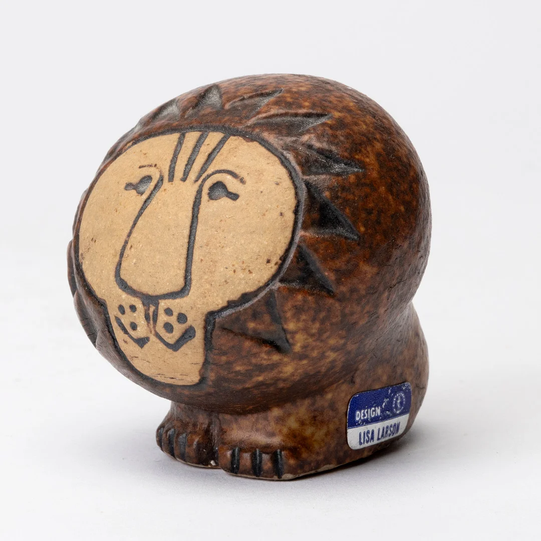 LISA LARSON. Figurin, stengods, "Lejon", ur serien "Afrika", formgiven 1964, etikett och stämpelmärkt, Gustavsberg. — European — Auktionshuset Kolonn