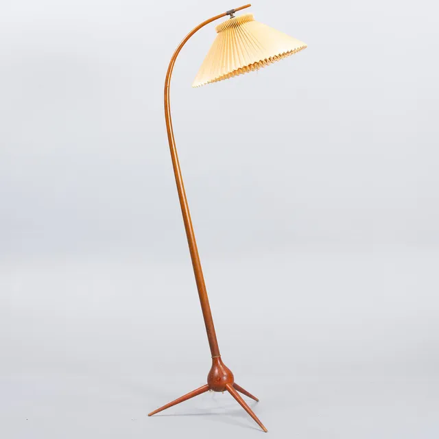 SEVERIN HANSEN JR. (1936-2020) 'Bridge' gulvlampe i bøgetræ med trebenet stel. Fremstillet hos Haslev Møbelsnedkeri.