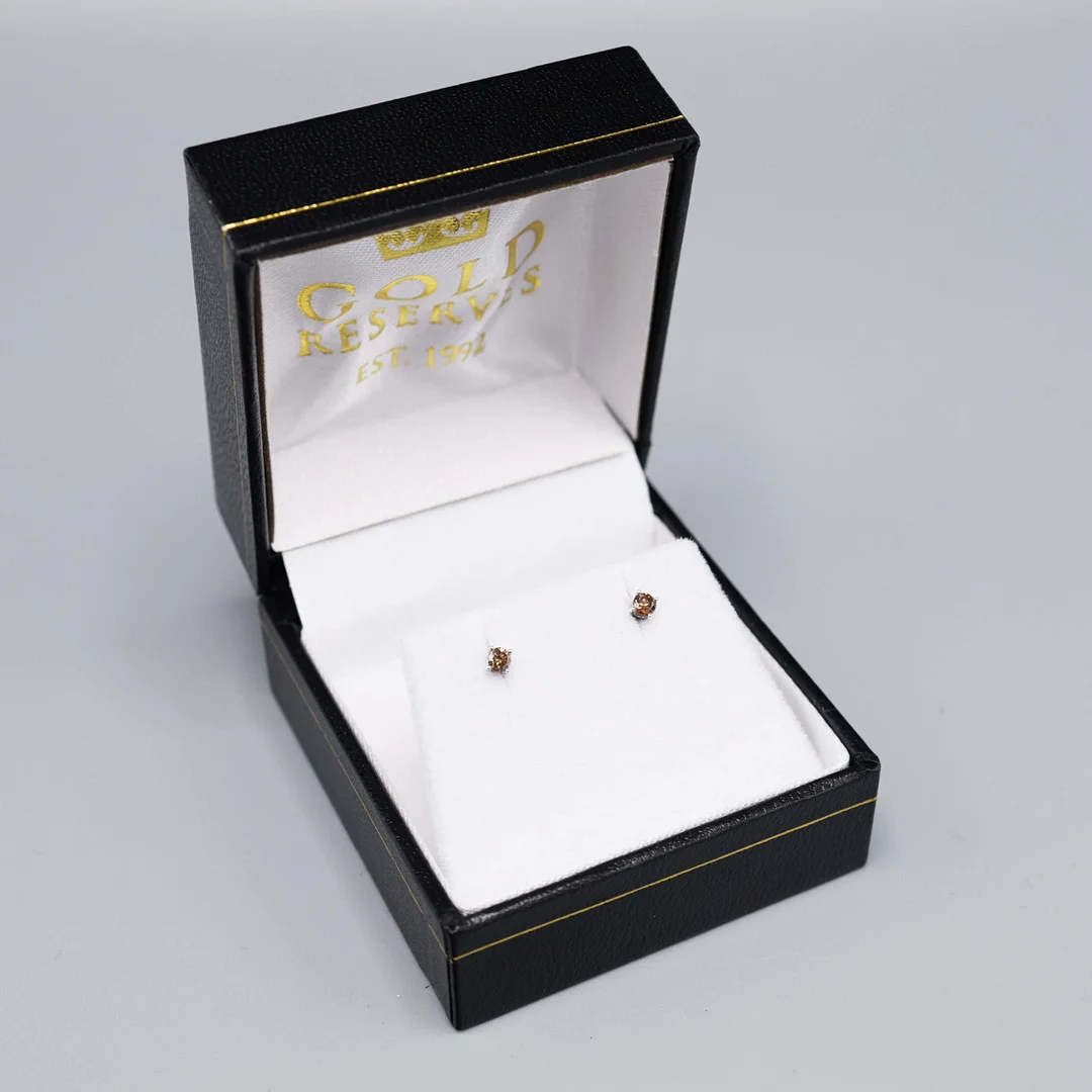 A PAIR OF 18CT WHITE GOLD DIAMOND SOLITAIRE STUD EARRINGS. — Earrings — Lots Road Auctions