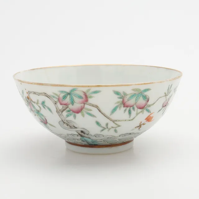 SKÅL, KINA, porslin med dekor föreställande landskap med persikoträd och fladdermöss, Guangxu (1875-1908). Signerad i järnrött undertill.