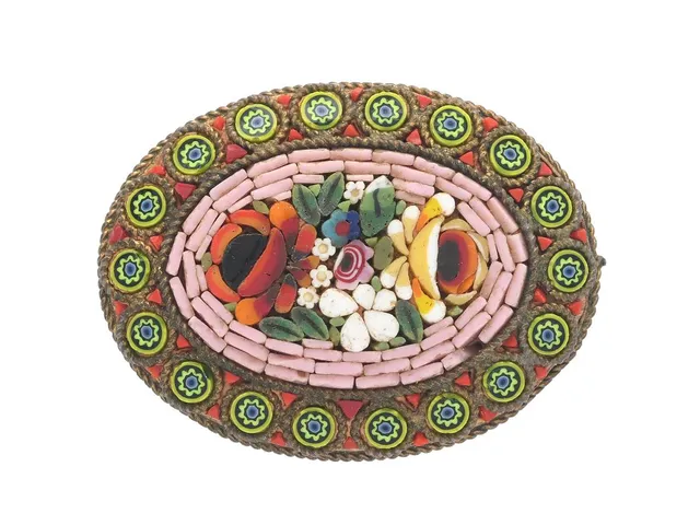 BROSCH, gulmetall, mikromosaik, mått 35 x 25 mm, vikt 11,5 g.