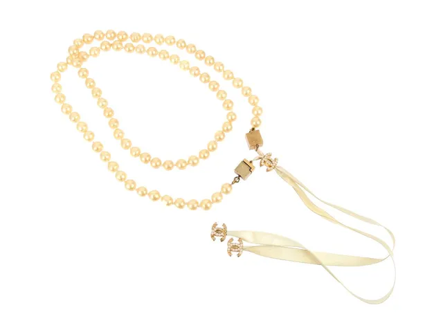 COLLIER, CHANEL, imitationspärlor, siden band, ca 80 cm, märkt 01 CC A, år 2001, små pärlor saknas.