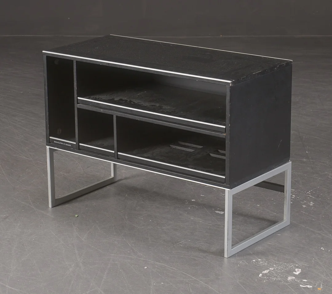 Bang & Olufsen/Jacob Jensen. Stereobænk . — Furniture/Cabinets, chests of drawers — Lauritz