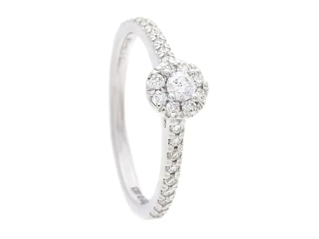 RING, 18K vitguld, 27 briljantslipade diamanter ca 0,35 ctv, varav mittstenen ca 0,08 ct, ca TW/VVS-VS, stl 16,5 mm, vikt 2,4 g.