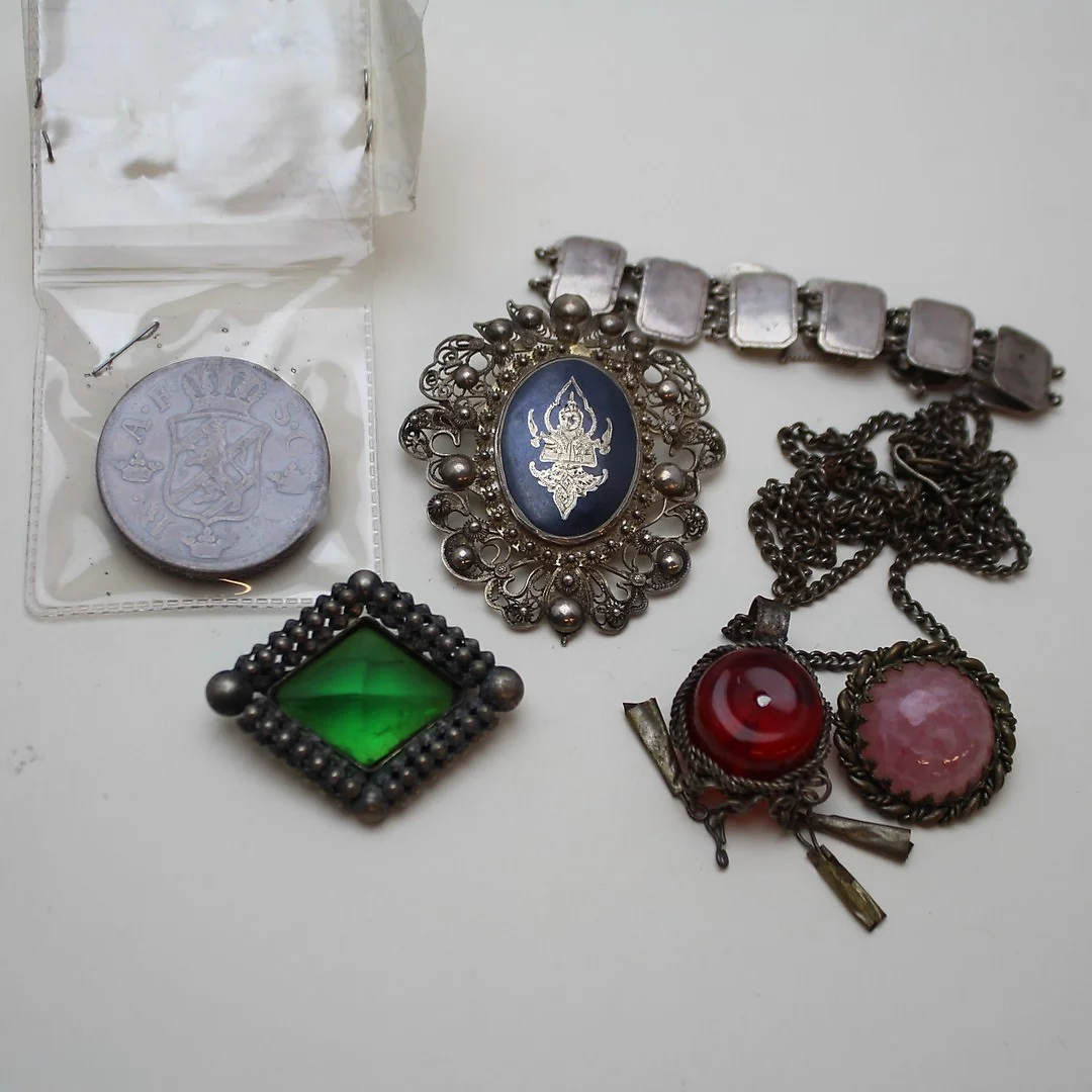 BROSCHER mm 6 delar. — Brooches & Pendants — Höörs Auktionshall
