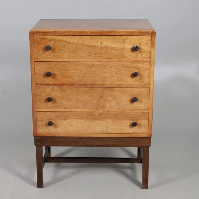 GORDON RUSSELL - COTSWOLD SCHOOL CHEST OF DRAWERS ON STAND, 1929.