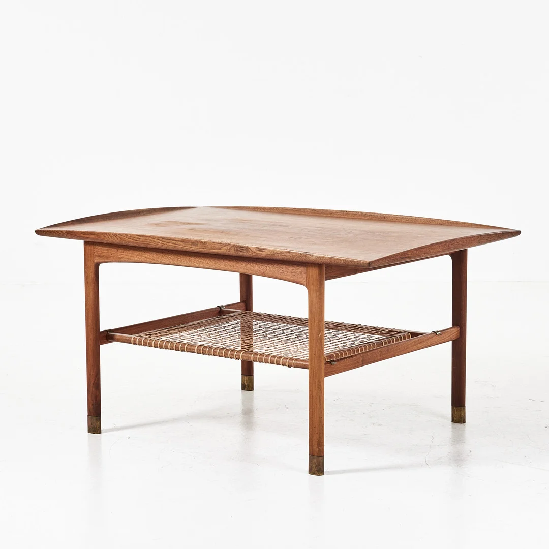 FOLKE OHLSSON. Soffbord, "Frisco", teak, 1960-tal, tidninghylla i rotting, fot med mässingsavlut, Tingström. — Tables — Stockholms Auktionsverk Magasin 5