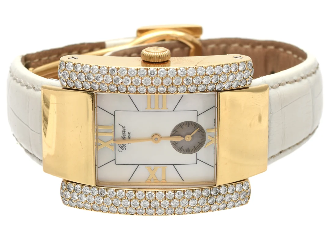 CHOPARD, Genève, La Strada, damur, 32 x 40 (47) mm, 18K, quartz-batteribyte krävs, safirglas, pärlemorurtavla 8/10, briljantkrans 134 st. TW/VVS, ca 3,35 ctv, integrerat läderband, viklås 18K, ca2001, Snr530879, Refnr416866-0001, Boettnr475/41/6866/8 — Klockor/Chopard — Kaplans