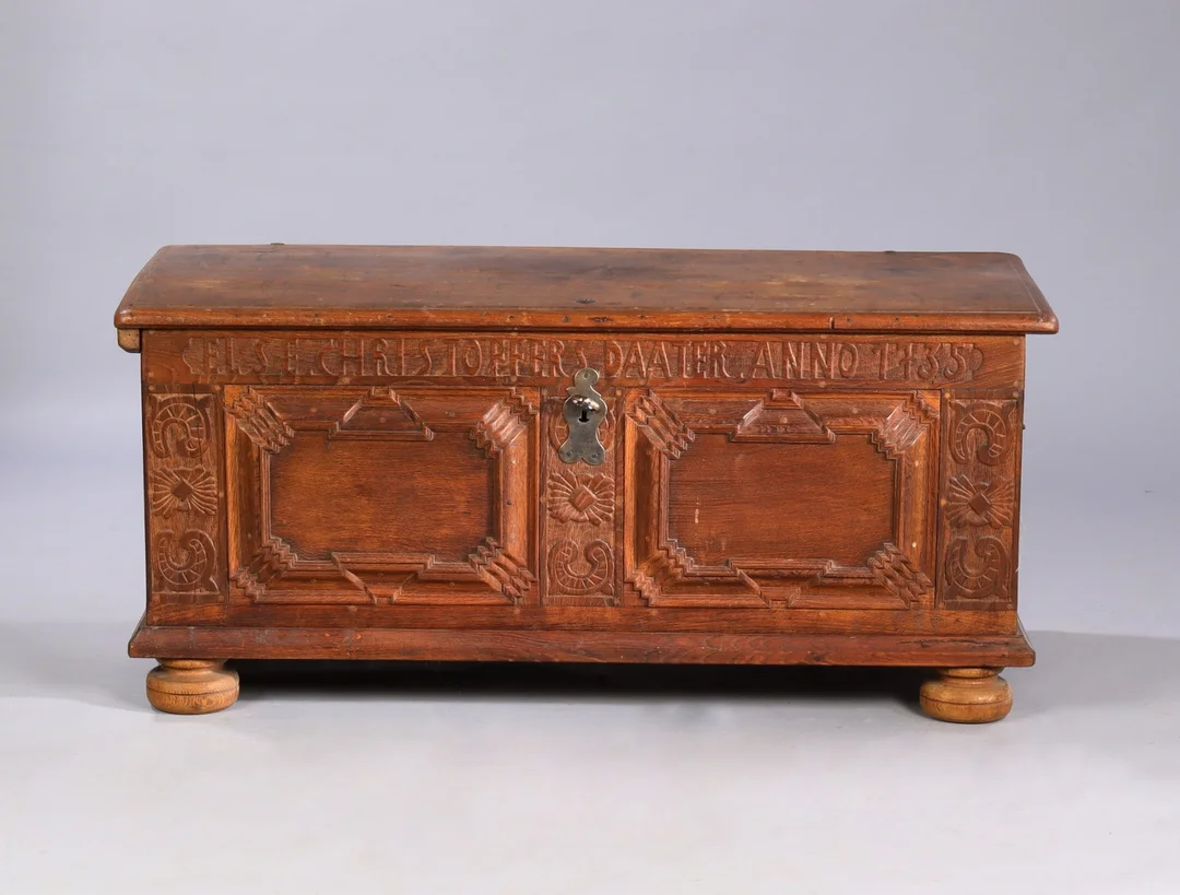 Flat-lid baroque coffin with carvings, first half of the 18th century — Furniture/Cabinets, chests of drawers — Lauritz