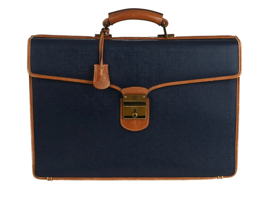 PORTFÖLJ, GUCCI, vintage, blått, brunt läder, guldfärgade beslag, 42x29x10 cm, dustbag, slitage. — Accessoarer/Väskor — Kaplans