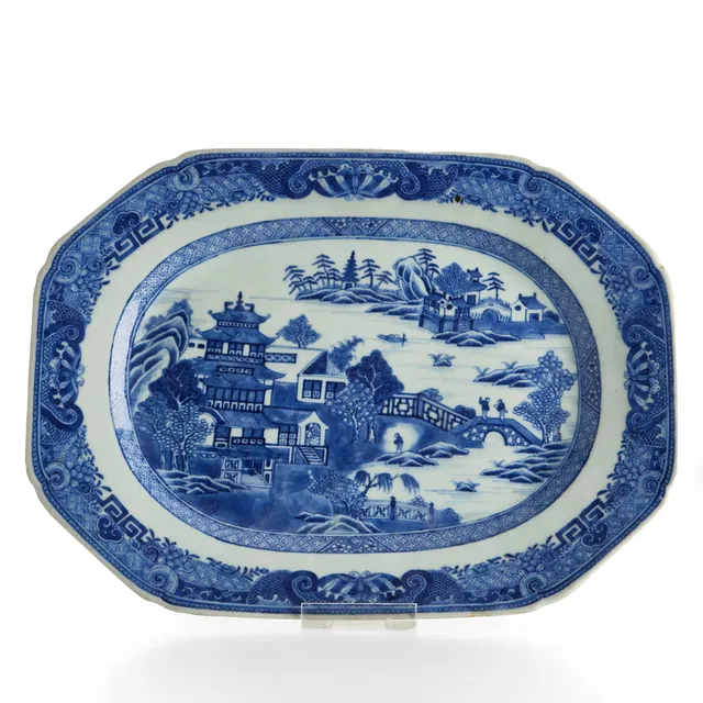 STEKFAT, Kina, porslin, 1700-tal, underglasyrblå dekor av hus och broar i kustlandskap.