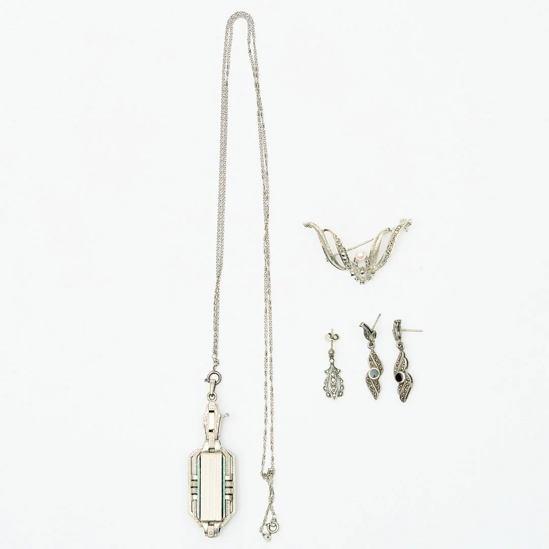 LORNJETT OCH ÖRHÄNGEN, silver. — Jewellery Suites — Uppsala Auktionskammare