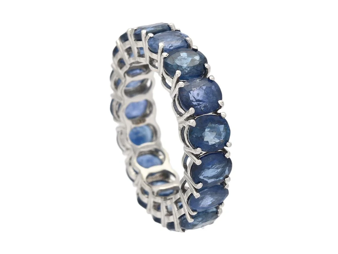 HELALLIANSRING, platina, 17 behandlade ovalslipade safirer ca 11,30 ctv, IGI Jewelry Report 60J9135824, stl 17,25 mm, vikt 6,3 g, några safirer med nagg. — Smycken/Alliansring — Kaplans
