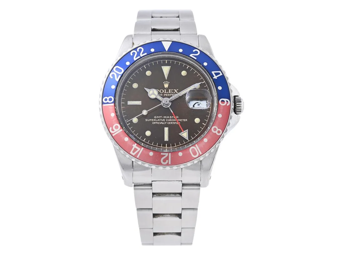 ROLEX, OP, GMT-Master (Swiss), Chronometer, s.k. "Tropical Dial / (Cornini), Gilt Dial, Outer Minute Track", Ref nr. 1675, Serie nr. 0621458, Cal 1560, Verk nr. D005278, Boett nr. 1675 (IV.60), herrur, 40 mm, stål, automatisk, plexiglas, datum, 24-timmarsvisning, utbytt boett/visare, Oysterlänk (2008), viklås, Ref nr. 78360-PJ5/580, tillverkad andra kvartalet 1960, box (skadad/ej komplett). — Klockor/Rolex — Kaplans
