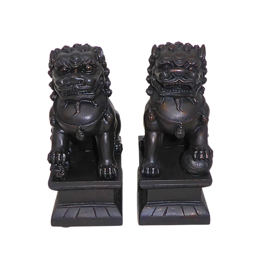 PAAR WÄCHTERLÖWEN, FOO DOGS, SKULPTUREN. — Ceramics & Porcelain — Auktionshaus Stuber's Hammerschlag