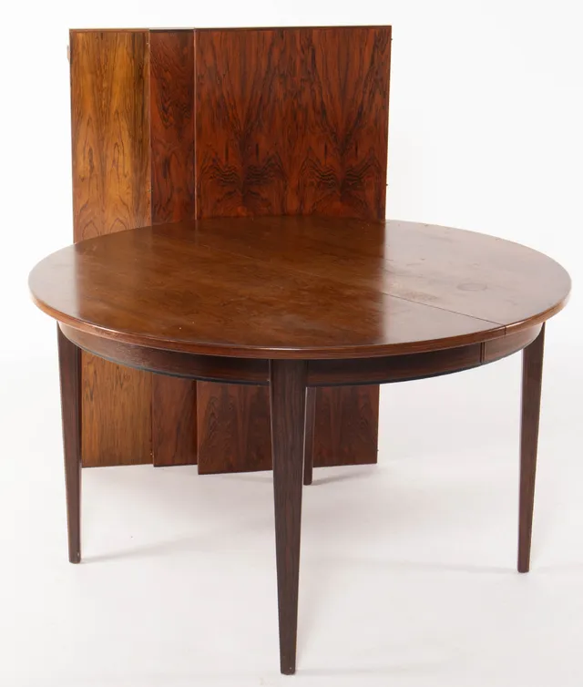 Niels O. Møller. Circular rosewood dining table with 3 extendable leaves (4)