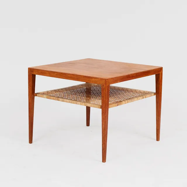 SEVERIN HANSEN. Sjældent kvadratisk sofabord af teak med underliggende hylde af flet, Illums Bolighus, Danmark, 1950/60'erne.
