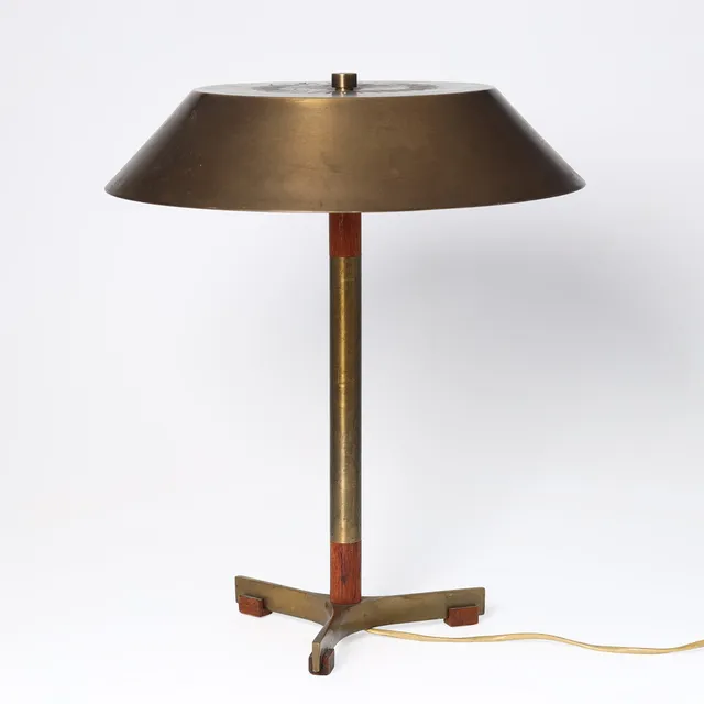 JO HAMMERBORG (F. 1920, D. 1982). Bordlampe “President” af messing, teak. Fog & Mørup Danmark.