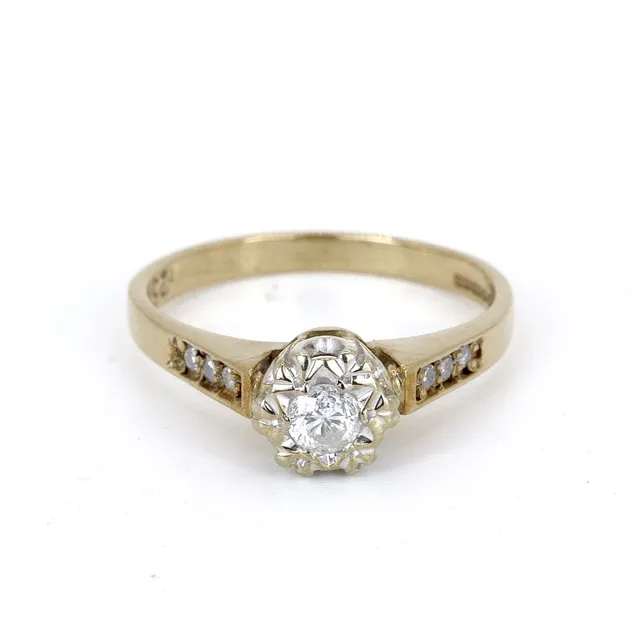 9CT GOLD DIAMOND RING.