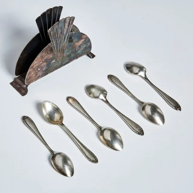 KAFFESKEDAR, silver, 6 dlr, ca 95 g, MGAB samt C.G. Hallberg, en servetthållare i nysilver medföljer.