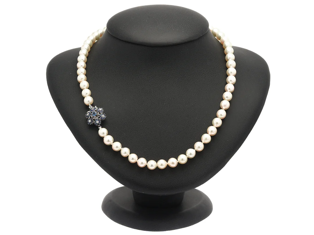 PÄRLCOLLIER, odlade pärlor ca 7,5-6,8 mm, lås i 18K vitguld med blå safirer och mindre diamanter, längd 44 cm. — Smycken/Pärlcollier — Kaplans