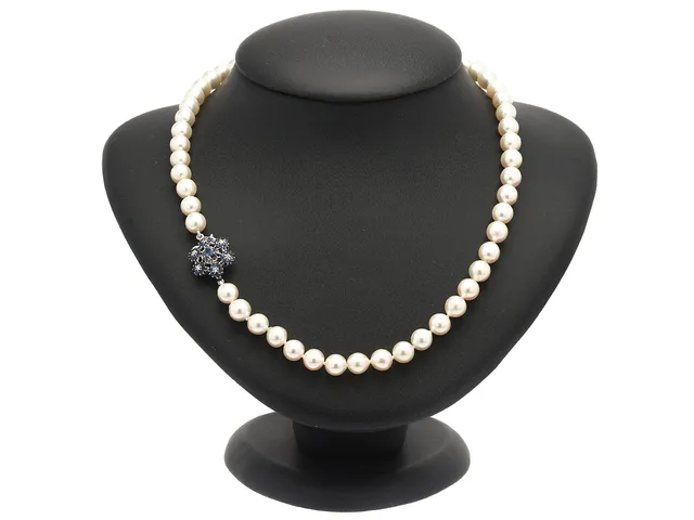 PÄRLCOLLIER, odlade pärlor ca 7,5-6,8 mm, lås i 18K vitguld med blå safirer och mindre diamanter, längd 44 cm.