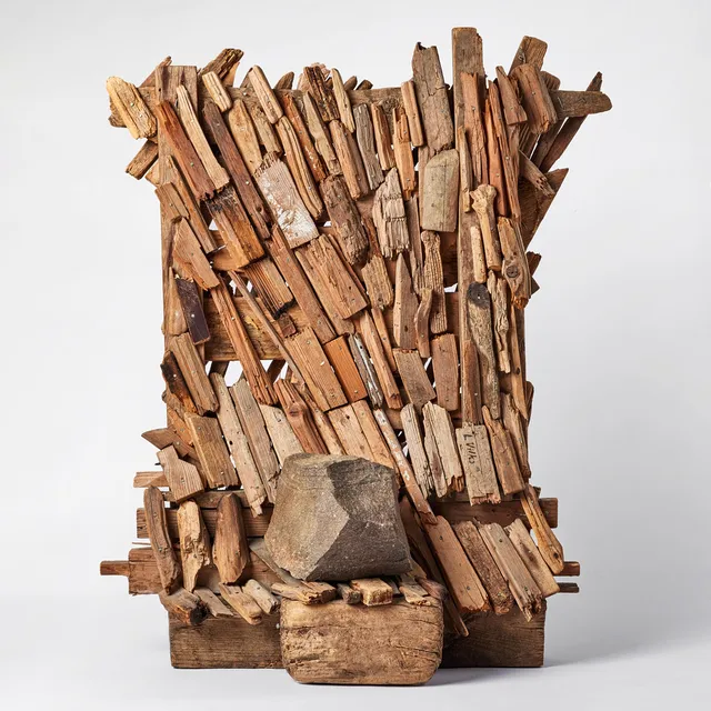 LARS VILKS. Utan titel, drivved, spik och sten, 97 x 78 x 30 cm.