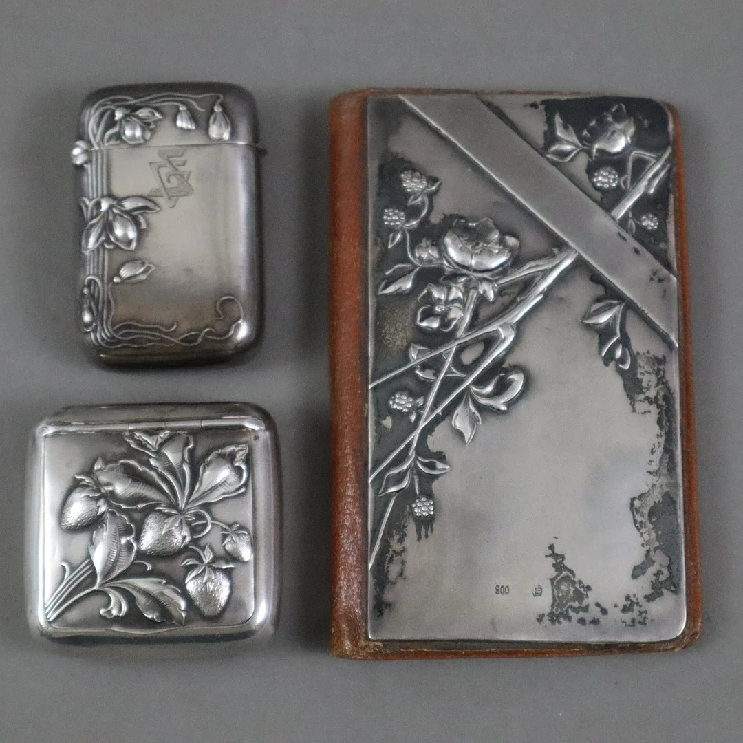 - Konvolut JUGENDSTIL-ACCESSOIRES - um 1900/1910, Silber/versilbert, diverse florale Reliefdekore. — Silver — Auktionshaus Blank