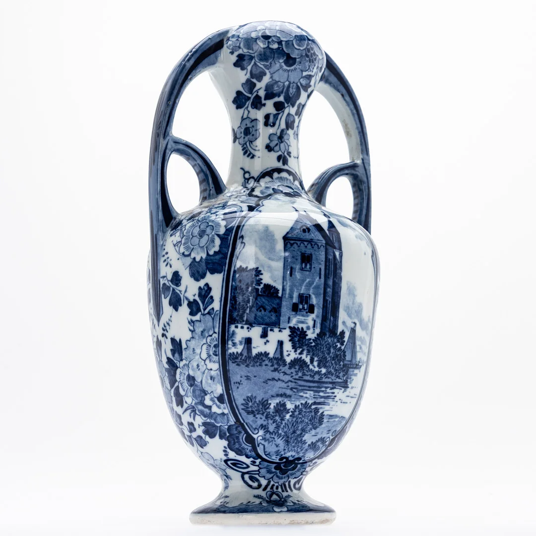 Delft Henkelvase mit Flussansicht, 20. Jh. — European — Stockholms Auktionsverk Hamburg