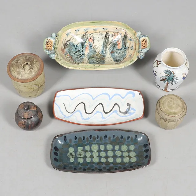 A QUANTITY OF STUDIO POTTERY.